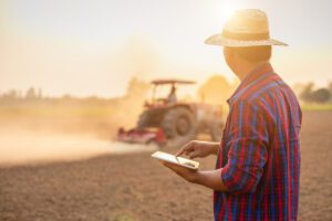 Agricultor cuidando da fertilidade do solo